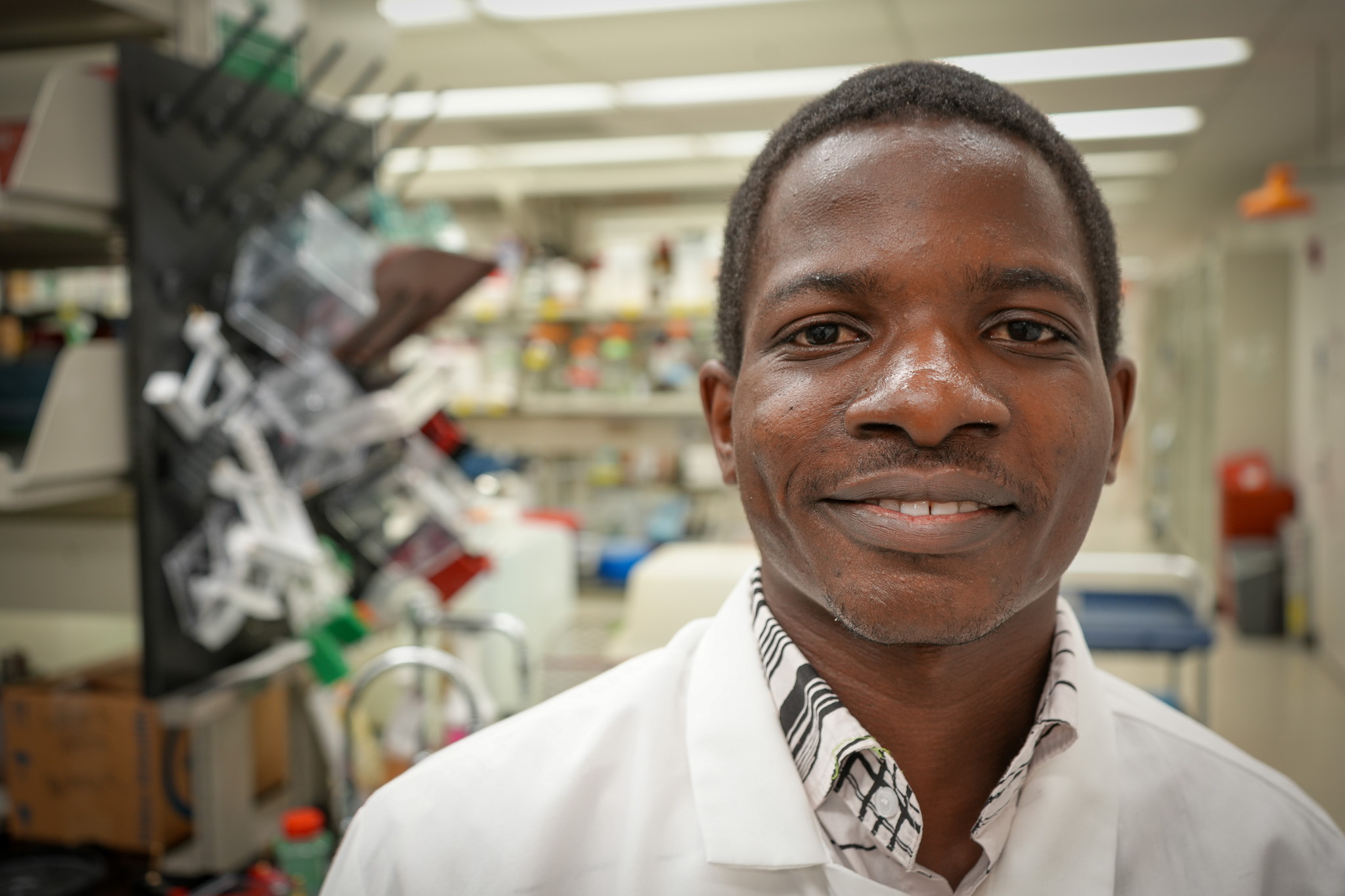 2023_LeadershipProgram student Damilola Gbore works in the Whittaker Lab.