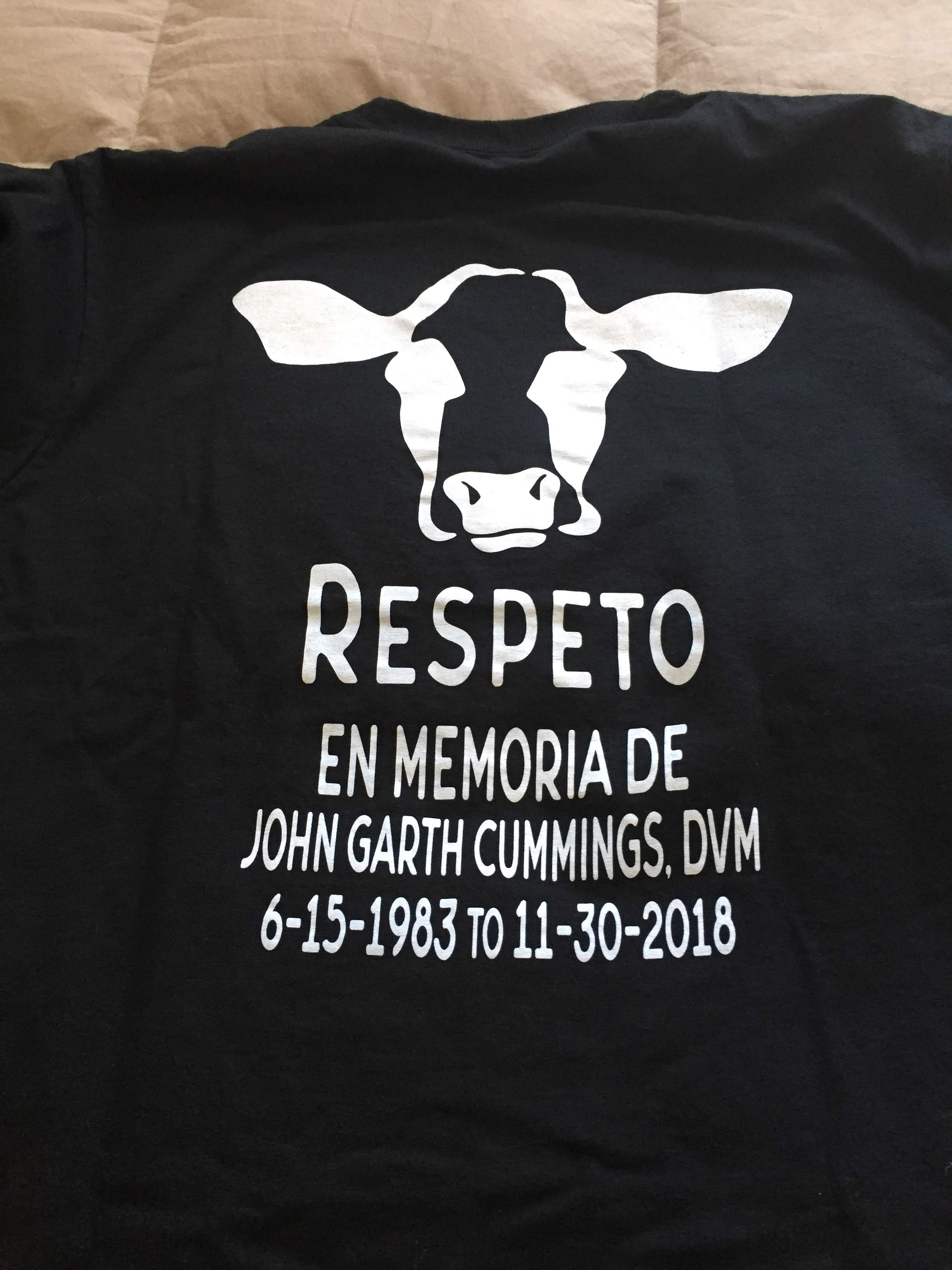 Picture of a shirt with Spanish words memorializing Garth Cummings