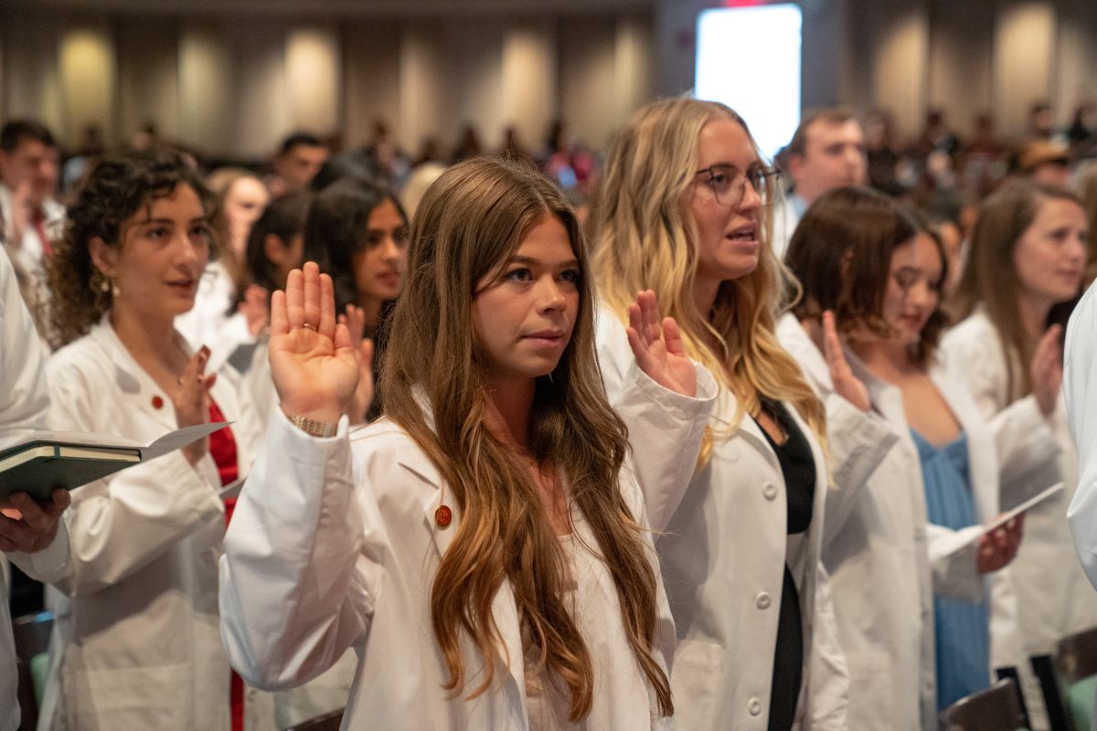 students raising their right hands for the veterinarian's oath