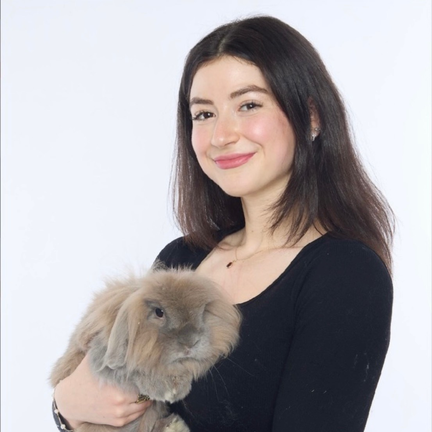 Portrait of Peer Mentor Katriella Hirsch-Hoffman.