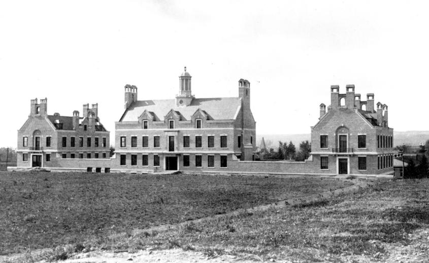 Clinic buildings from east in 1913